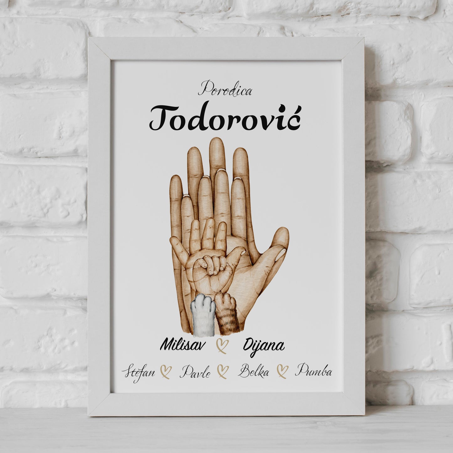 Četvoročlana porodica i ljubimac DVE MACE